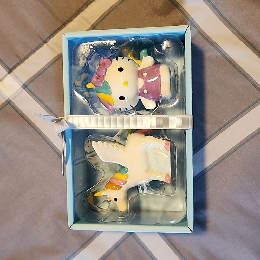 New Hello Kitty Salt & Pepper Shakers